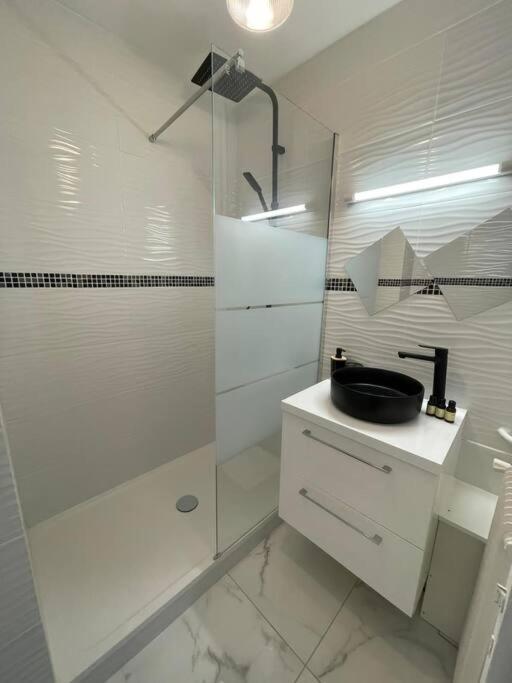 Appartement 2 Pieces, Salon Et Chambre, 44M2 Refait A Neuf Clichy Exteriér fotografie